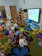 Dzieci oglądają film edukacyjny 