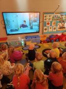 Dzieci oglądają film edukacyjny 