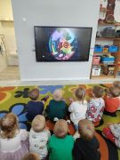 Dzieci oglądają film edukacyjny 