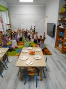 Dzieci mają warzywa i owoce