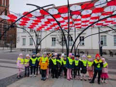 Dzieci pod parasolami ciało czerwonymi