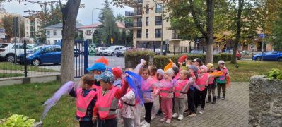 Dzieci wychodzą z przedszkola 