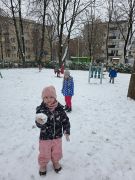 Dziewczynka ze śnieżką