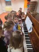 Dzieci próbują gry na pianinie