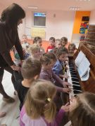 Dzieci próbują gry na pianinie 