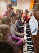 Dzieci próbują gry na pianinie 