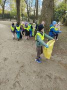 Dzieci zbierają śmieci