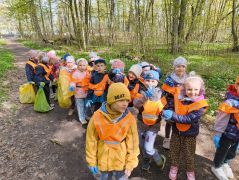 Dzieci zbierają śmieci