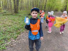 Dzieci zbierają śmieci