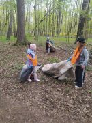 Dzieci zbierają śmieci