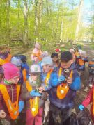 Dzieci zbierają śmieci