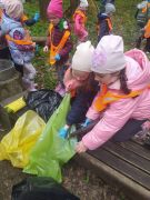 Dzieci zbierają śmieci