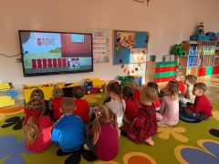Tygryski oglądają film edukacyjny „GADKI z Gadkiem”