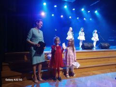 Dziewczynki z nagrodami 