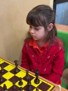 Dziecko przy szachownicy 