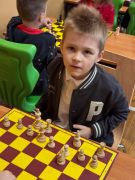 Dziecko przy szachownicy 