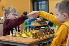 Dzieci przy szachownicy 