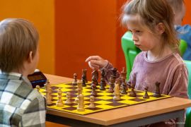 Dzieci przy szachownicy 